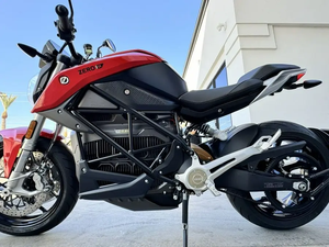 Achetez maintenant la moto électrique sportive <span class=keywords><strong>Zero</strong></span> <span class=keywords><strong>SR</strong></span> 2025 avec casque et équipement de conduite - Product Image 4