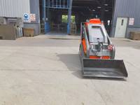 Mini-chargeuse compacte sur chenilles avec accessoires optionnels : broyeur, scie à roche, balayeuse, souffleuse à neige, tarière