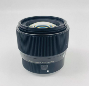 ใช้เลนส์เทเลโฟโต้ระยะกลางรุ่นเริ่มต้น — 56 มม. f/1.4 DC DN E, ค่า f/1.4 สำหรับถ่ายในที่แสงน้อย, ถ่ายภาพบุคคลในยามค่ำคืนที่ให้โทนสีผิวธรรมชาติโดยไม่ต้องปรับแต่ง - Product Image 2