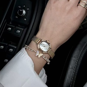 <span class=keywords><strong>Montre</strong></span> élégante de <span class=keywords><strong>luxe</strong></span> pour femmes, cadran carré en alliage et verre, bracelet en maille tissée <span class=keywords><strong>bicolore</strong></span> or et argent, mouvement à quartz. - Product Image 3