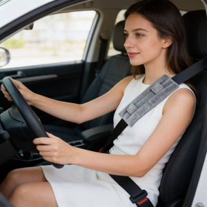 Almohada de hombro para cinturón de seguridad de coche, acolchado suave gris para mayor comodidad al conducir y uso postoperatorio - Product Image 1