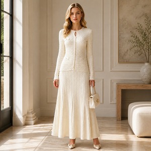 Robe longue Vernalux 2026 chic et élégante en maille fil doré, col en V, coupe trapèze, en satin, inspirée d'un cardigan, avec boutons et faux rabat, taille naturelle - Product Image 2