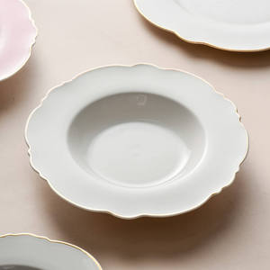 Assiettes à dîner en céramique de luxe avec bordure dorée et <span class=keywords><strong>bord</strong></span> festonné, disponibles en rose, <span class=keywords><strong>bleu</strong></span> et blanc - Product Image 4