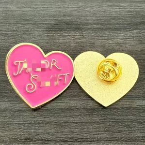 En gros : Pin's musical en métal, Pin's de revers mignon en forme de cœur rose Taylor, Pin's en métal pour chanteuse, Accessoires pour fans, Cadeau souvenir - Product Image 2