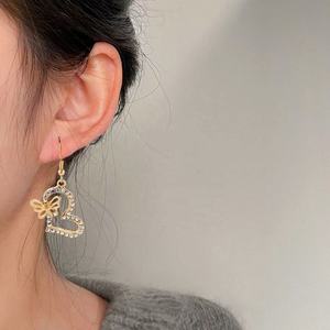 ต่างหูเพชรรูปทรงใหม่ ดีไซน์ผีเสื้อทันสมัย สไตล์เกาหลี ดงแดมุน คุณภาพสูง โลหะผสมทองแดง ประดับมุก ดอกไม้ สำหรับงานศาสนาและงานปาร์ตี้ - Product Image 1