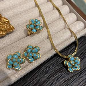 Nuevos pendientes de tuerca de perlas de declaración coreana de gama alta, Nueva joyería de latón dorado con clase, patrón de flores, conjuntos de joyas de circón de piedras preciosas - Product Image 1