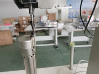 Machine à coudre électrique à colonne haute à une aiguille avec mécanisme d'alimentation manuel et moteur intégré, idéale pour les bottes et les chapeaux de paille
