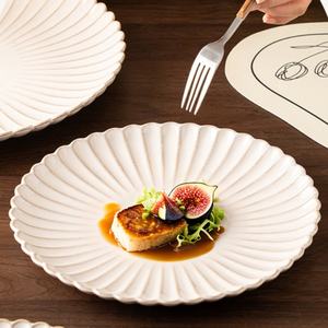 <span class=keywords><strong>Assiette</strong></span> en céramique de porcelaine à motif de <span class=keywords><strong>chrysanthème</strong></span> transformé en four rétro, vente directe d'usine Lelyi, <span class=keywords><strong>assiette</strong></span> exquise et écologique pour la maison - Product Image 1
