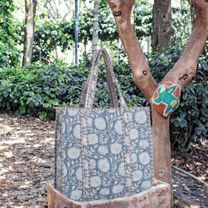 Cesta de lavado de tela rajastaní, suave y ecológica, tipo bolsa tote, bolsa de playa, bolso de mano, con serigrafía - Product Image 3