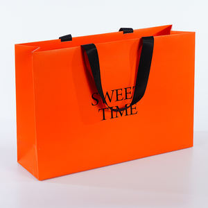 ถุงของขวัญสุดหรูสำหรับ<span class=keywords><strong>ร้าน</strong></span>ขายเสื้อผ้า พิมพ์โลโก้ตามสั่ง ปั๊มฟอยล์สีแดงทอง  กระดาษเคลือบด้าน  ปรับแต่งได้ - Product Image 1