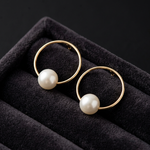 Boucles d'oreilles créoles délicates en laiton plaqué or avec perles et breloque perle d'eau douce pour femme, faites à la main, pour fiançailles et mariage - Product Image 2