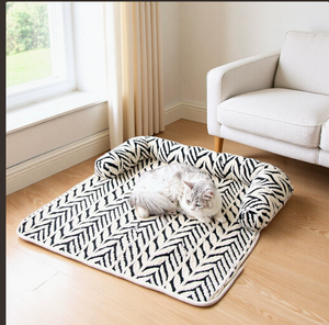 Cama para Mascotas Portátil Informal con Rayas Negras, con Almohadillas Laterales, Alfombra Suave de Felpa para Gatos - Product Image 1