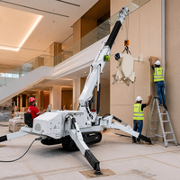 Mini-grue sur chenilles de quatre tonnes, type araignée, avec flèche télescopique pour les opérations de levage dans les espaces étroits et les sous-sols sur site