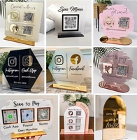 Support d'affichage Wi-Fi moderne personnalisé en acrylique avec code QR pour réseaux sociaux et paiement, avec étagère en verre pour table