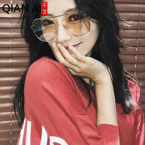 Lunettes de soleil irrégulières pour femmes Qian Ai, verres dégradés gris-jaune, monture dorée, protection UV400, style urbain tendance - Product Image 1