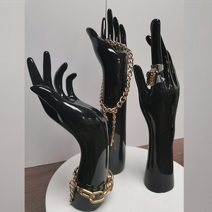 Maniquí de mano de fibra de vidrio negro, mano de joyería a la venta - Product Image 4