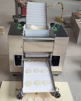 Machine automatique de haute précision pour la fabrication de feuilles de pâte et de peaux de raviolis, pour usage en restaurant, avec moules interchangeables et moteur.