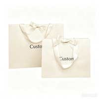 Sacs de shopping en papier kraft beige crème classique de luxe recyclé pour vêtements et chaussures, avec votre propre logo, emballages cadeaux personnalisés, ruban