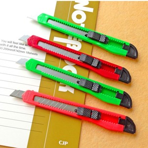 Couteau utilitaire 13x0,9 cm, lame en acier inoxydable, manche en plastique, couleur rouge, pour usage bureautique et artisanal - Product Image 1