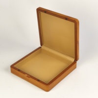 Boîte à chocolat en bois grainé avec couvercle ajouré jaune, doublure en cuir doré, logo personnalisé pour l'emballage cadeau de chocolats et dattes du Ramadan
