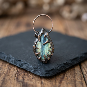 Collar Gótico Vintage de Plata de Ley con Colgante de Labradorita Puntiaguda Estilo Vampiro, Gema Natural Brillante, Joyería Hecha a Mano - Product Image 3