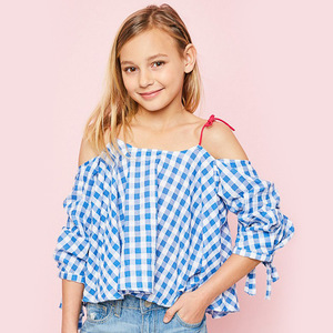 Blusa de moda para niñas con cuello profundo y hombros descubiertos, a cuadros, hecha en China - Product Image 1