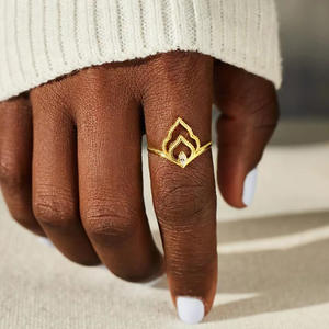 Anello in oro massiccio 18 carati a forma di goccia d'acqua con diamante taglio marquise incastonato a griffe, gioiello raffinato da donna per l'uso quotidiano. - Product Image 2