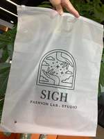 Sacs d'emballage en PE personnalisés imprimés en gros, avec estampage à chaud, recyclables, à fermeture éclair, pour cosmétiques, sacs en plastique dépoli pour vêtements et t-shirts