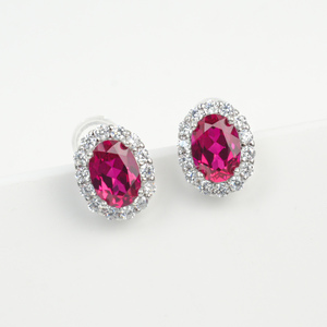 Pendientes de Plata de Ley 925 con Halo, Rubí Ovalado Creado en Laboratorio Color Sangre de Pichón con Detalles de Circonita Cúbica - Product Image 1