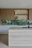 Meubles de cuisine minimalistes en bois clair Vermonhouzz avec îlot cascade blanc, ensemble d'armoires modulaires sans poignées pour la maison