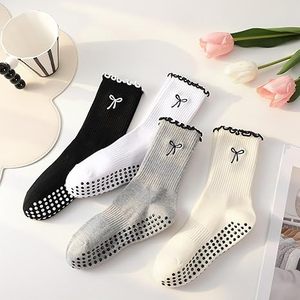 Chaussettes de Pilates pour femmes avec volants et broderie nœud, antidérapantes avec grip en silicone, pour le yoga et le sport - Product Image 4