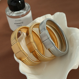 Brazalete de Acero de Titanio Chapado en Oro de Inspiración Retro, Diseño Geométrico, Joyería de Moda Unisex - Product Image 2