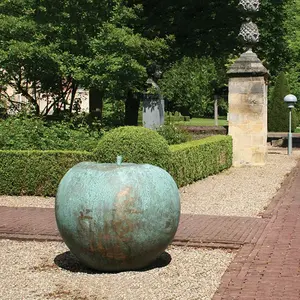 Estátua de maçã de frutas de metal para decoração de jardim, escultura de núcleo de maçã em bronze fundido para uso ao ar livre, tamanho grande, grande, para venda