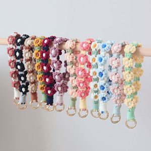 Porte-clés en macramé coloré tressé avec pompon, accessoires artisanaux faits à la main, porte-clés en coton bohème, porte-clés en macramé pour poignet - Product Image 3