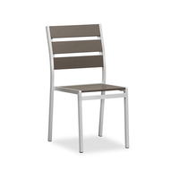 Ensemble de jardin extérieur avec tables et chaises de restaurant