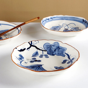 Platos de cerámica irregulares hechos a mano con diseño de plantas bajo esmalte, estilo oriental, para frutas y comidas. - Product Image 3