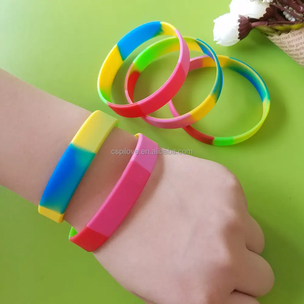 Fabrik benutzer definierte Werbe geschenk Werbe geschenke Gummi Silikon Armband Mix Farbe Regenbogen Armband Segmentiertes Armband