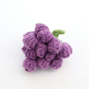 Colgantes de uva hechos a mano con ganchillo, llaveros de hilo tejido y adornos para bolsos. - Product Image 4