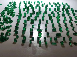 Commercio all'ingrosso di materie prime di smeraldo naturale smeraldo naturale taglio di materie prime intarsiate personalizzazione di gioielli con smeraldo naturale - Product Image 2