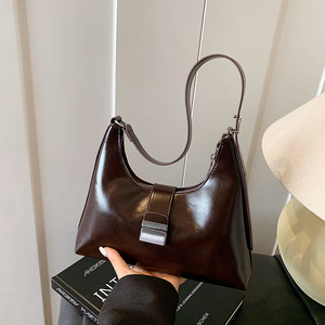 Sac à main pour femme avec boucles en métal souple et bandoulière simple - Product Image 1