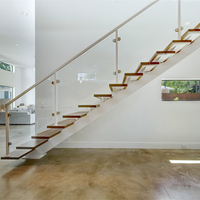 Escalier intérieur de villa à poutre simple avec garde-corps en verre, marches en bois massif sur mesure, système d'escalier complet