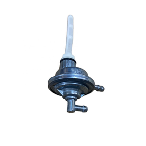 16950-LX125/575321 Robinet d'essence Petcock Valve Tank Switch pour Vespa Piaggio <span class=keywords><strong>LIBERTY</strong></span> 4T/LX 4T <span class=keywords><strong>50cc</strong></span> 125cc - Product Image 2