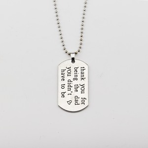 Collier gravé avec citation pour père step : Merci d'être l'homme qui n'<span class=keywords><strong>avait</strong></span> <span class=keywords><strong>pas</strong></span> besoin d'être ton père – Bijou cadeau pour la Fête des Pères - Product Image 1
