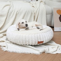 Coussin pour animaux de compagnie en fausse fourrure à capuche pour chat et petit chien, forme de beignet, anti-anxiété, lavable en machine, base antidérapante (23236 Crème)