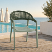 Fauteuil d'extérieur empilable avec dossier en corde tressée, assise à lattes drainantes et accoudoirs courbes pour piscine, balcon, jardin, pelouse