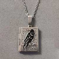 Collier Gothique Vampire Lune Corbeau en Acier Inoxydable avec Pendentif Livre, Bijou pour Hommes et Femmes, Idéal pour Halloween