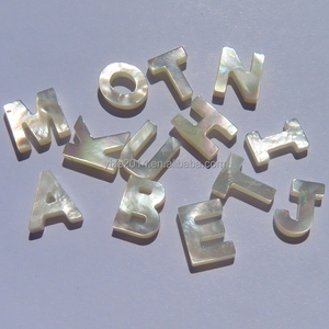 Vente en gros d'accessoires de bijoux DIY : Breloques pendentifs 26 lettres de l'alphabet en nacre naturelle - Product Image 4