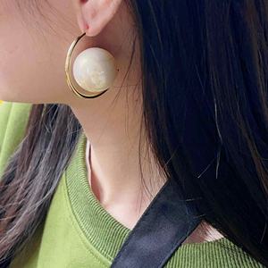 European American Women's Simple Design Trendy White <b>Pearl</b> <b>Earrings</b> High-End Luxury with Exaggerated Light Tones Wholesale - Product Image 3