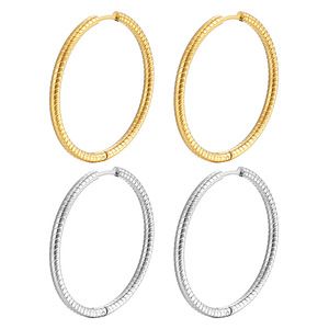 Boucles d'oreilles créoles en acier inoxydable plaqué or 18 carats pour femmes |   Boucles d'oreilles Huggie texturées tendance |   Hypoallergénique, ne se décolore pas |   37 mm x 2 - Product Image 3