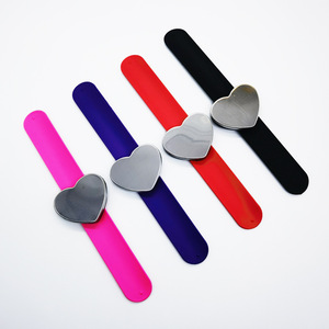 Pulsera magnética de silicona con forma de corazón para peinado, accesorios para estudio fotográfico GZ01 - Product Image 1